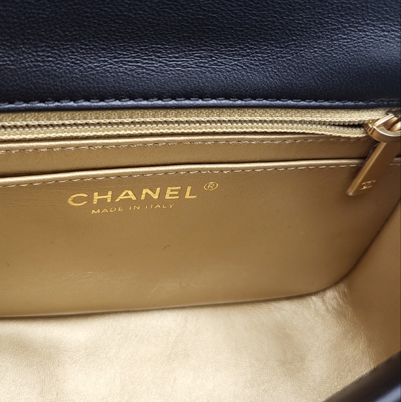 Excellent condition 2022 authentic Chanel 22B square mini Pearl Crush - Picture 5 of 17